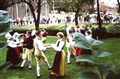 Bild 103, Folkdans framför Gröna stugan.jpg